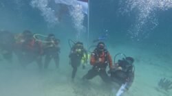 Personel Polres Simeulue Kibarkan Merah Putih di Bawah Laut