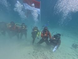 Personel Polres Simeulue Kibarkan Merah Putih di Bawah Laut