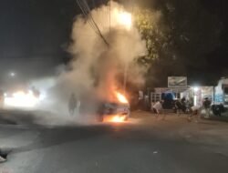 Fortuner Terbakar Saat Macet di Lamlagang, Api Muncul dari Ruang Mesin