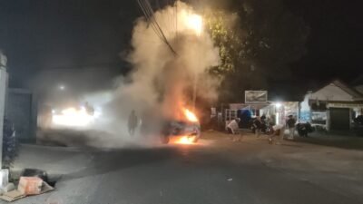 Fortuner Terbakar Saat Macet di Lamlagang, Api Muncul dari Ruang Mesin