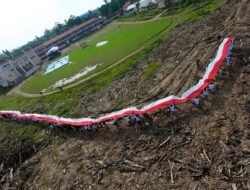 BSI Kibarkan Bendera Merah Putih 81 Meter, Titipkan Semangat Bangkit untuk Aceh Tamiang