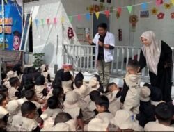 Serunya Mengenal Dunia Medis, TKS IT Bazla Gelar Guest Teacher Bersama Orang Tua Murid