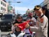 Jelang HUT RI ke-81, Wakapolres dan Forkopimda Aceh Tenggara Bagikan Bendera Gratis