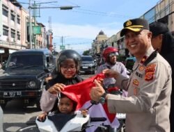 Jelang HUT RI ke-81, Wakapolres dan Forkopimda Aceh Tenggara Bagikan Bendera Gratis