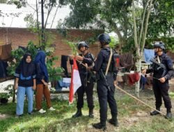 Polda Aceh Bagikan Bendera Merah Putih kepada Masyarakat