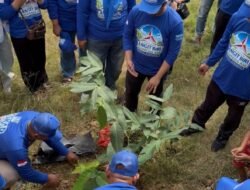 Demokrat Aceh Besar Gelar Gerakan Langit Biru, Bersihkan Meunasah dan Bagikan Sembako