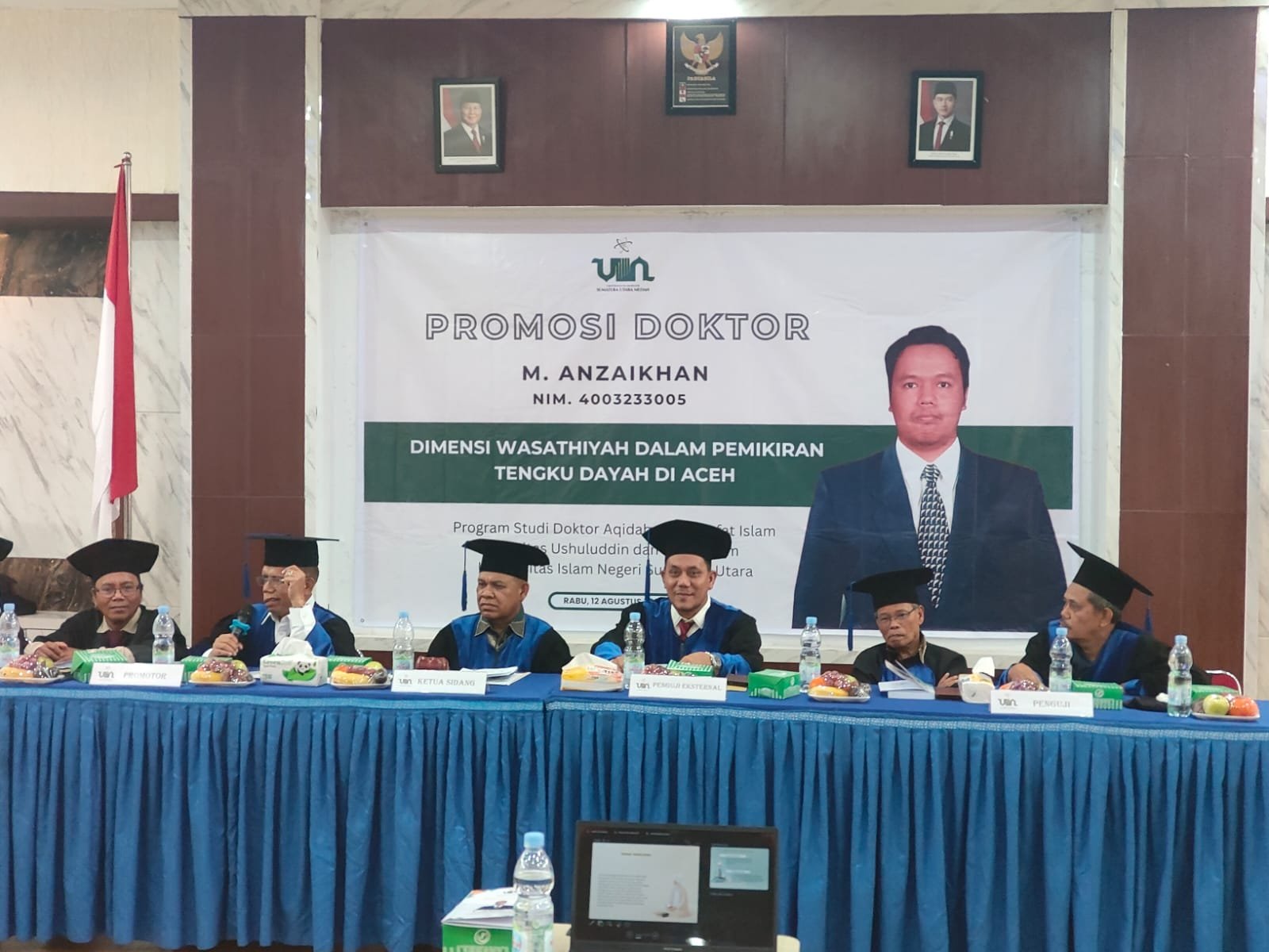Wakil Dekan Fakultas Ushuluddin dan Filsafat Islam UIN Ar-Raniry Banda Aceh, Dr. Mawardi, S.Th.I., M.A., menjadi penguji eksternal dalam sidang terbuka promosi doktor M. Anzaikhan, mahasiswa Program Doktor Universitas Islam Negeri Sumatera Utara (UINSU) yang juga merupakan dosen IAIN Langsa. Sidang berlangsung di Ruang Sidang Lantai II FUSI UINSU, Rabu (12/8/2026) pagi.
