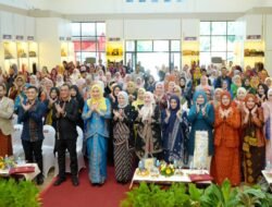 Nuri Farisal Kenalkan Produk Kriya Unggulan Sabang di Rakerda Dekranasda Aceh