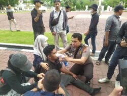 Polisi Bantu Peserta Aksi di Kantor Gubernur Aceh, Berikan Oxycan untuk Pertolongan Pernapasan