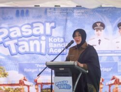 Illiza Ajak Warga Kota Berbelanja di Pasar Tani