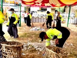 Petugas Kebersihan Abdya Bersihkan Lokasi Usai Warga Bershalawat