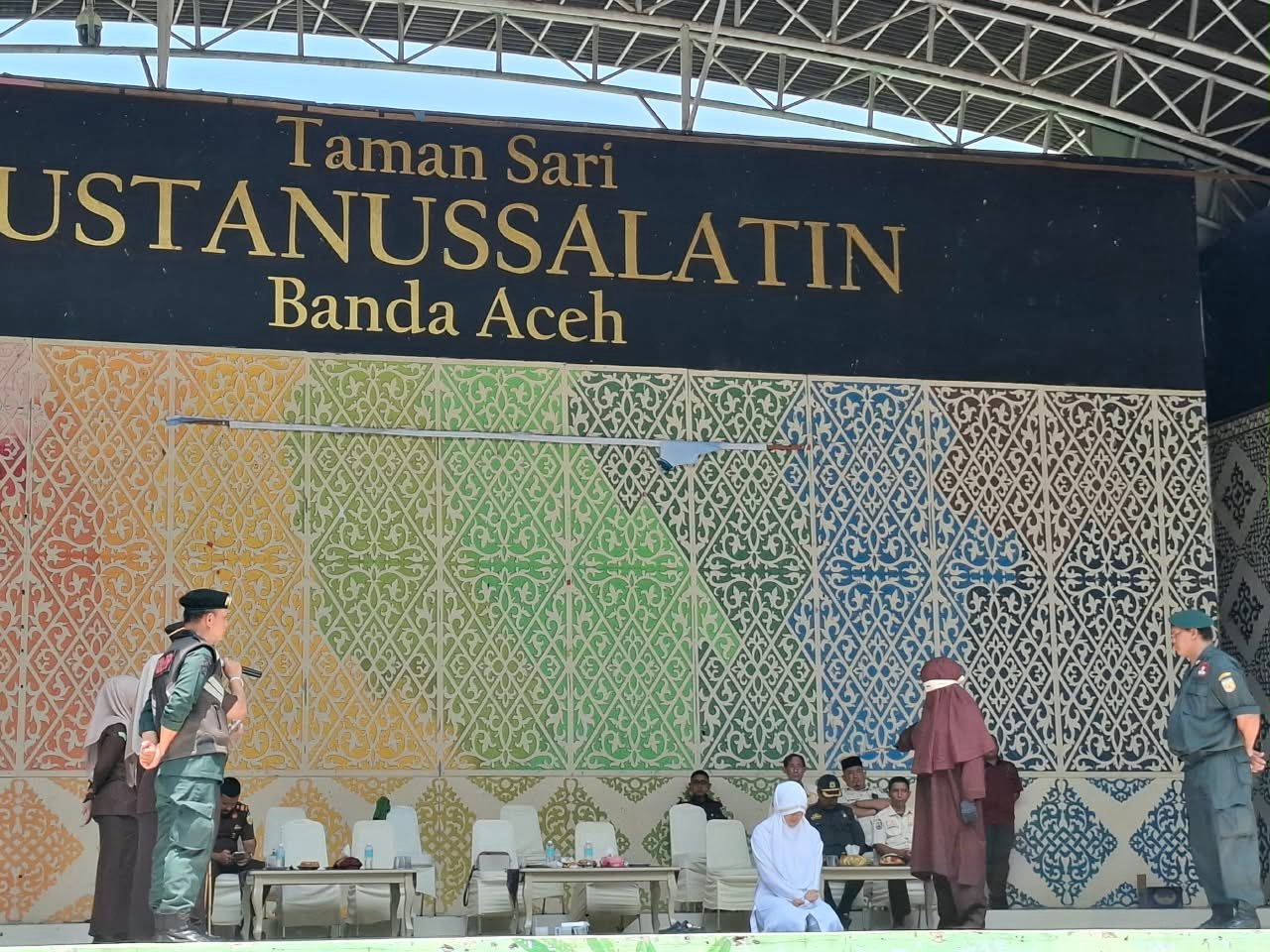 Jaksa Eksekutor pada Kejaksaan Negeri Banda Aceh telah melaksanakan Eksekusi Cambuk terhadap 8 (delapan) orang terpidana