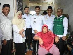 Afdhal Serahkan Bantuan Kursi Roda untuk Tiga Warga Lueng Bata